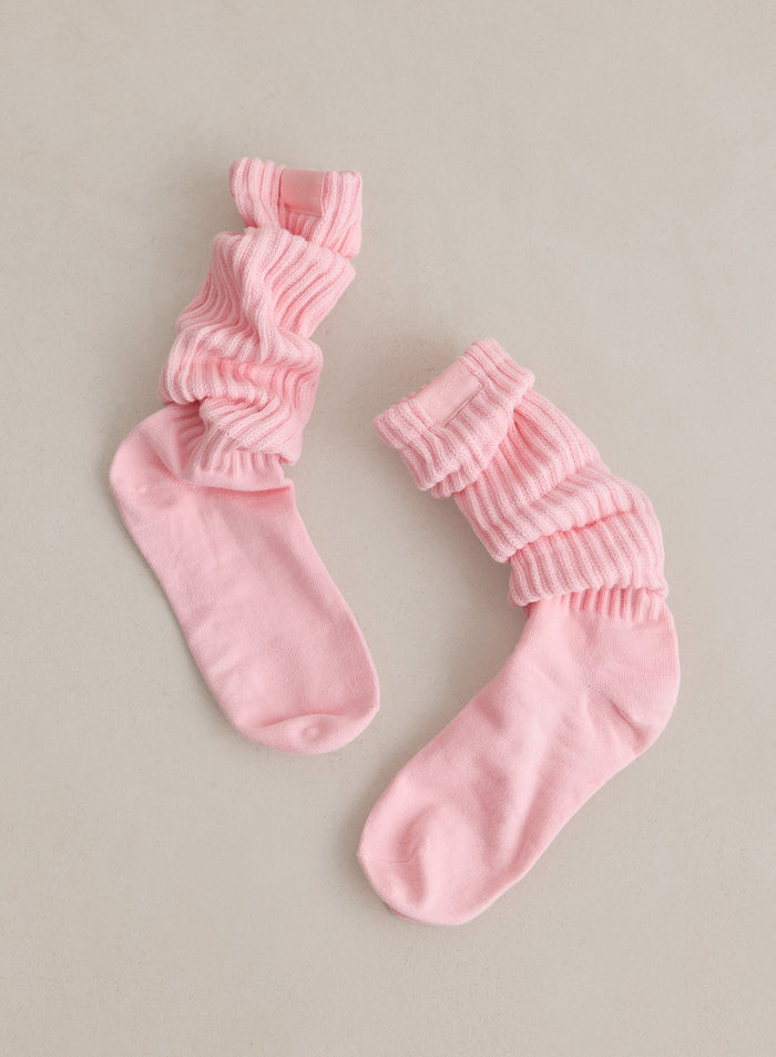 Kaksi vaaleanpunaista aim'n Ballerina Slouch Socks -sukkaa, joissa on ribattu, rypytetty tekstuuri.