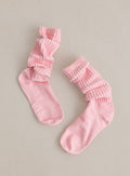 Kaksi vaaleanpunaista aim'n Ballerina Slouch Socks -sukkaa, joissa on ribattu, rypytetty tekstuuri.