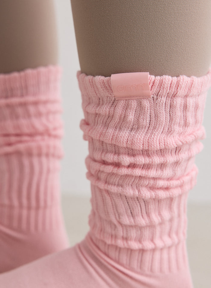 aim'n-merkin vaaleanpunaiset Ballerina Slouch Socks -sukat, joissa on rento istuvuus ja huomaamaton kankainen logomerkki.