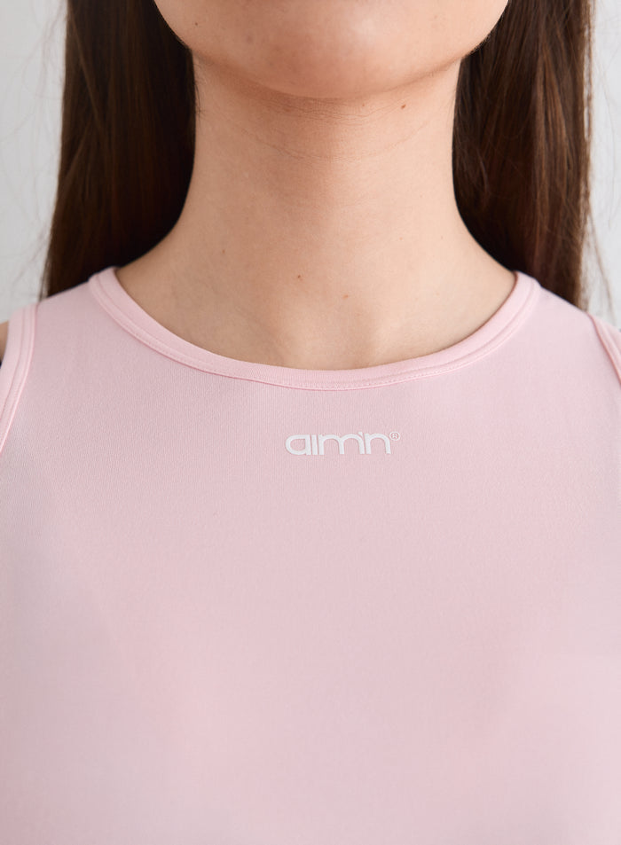 Lähikuva aim'n-logosta Ballerina Soft Basic Singlet -topissa [L-174cm]
