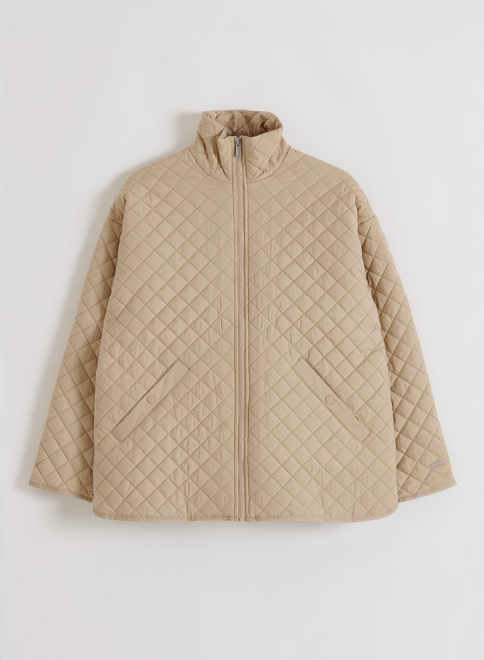 Beige ruututikattu aim'n Oversized Quilted Jacket pystykauluksella ja vetoketjulla flatlay-asettelussa.
