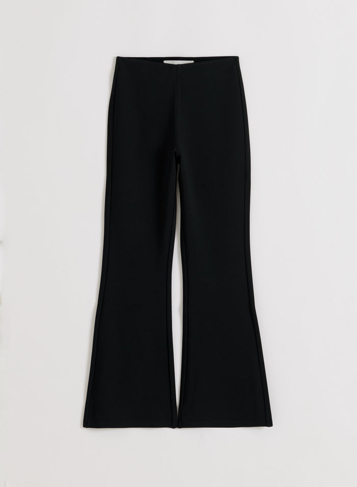 Mustat Luxe Kick Flare -leggingsit tasoon aseteltuna [36-170CM]