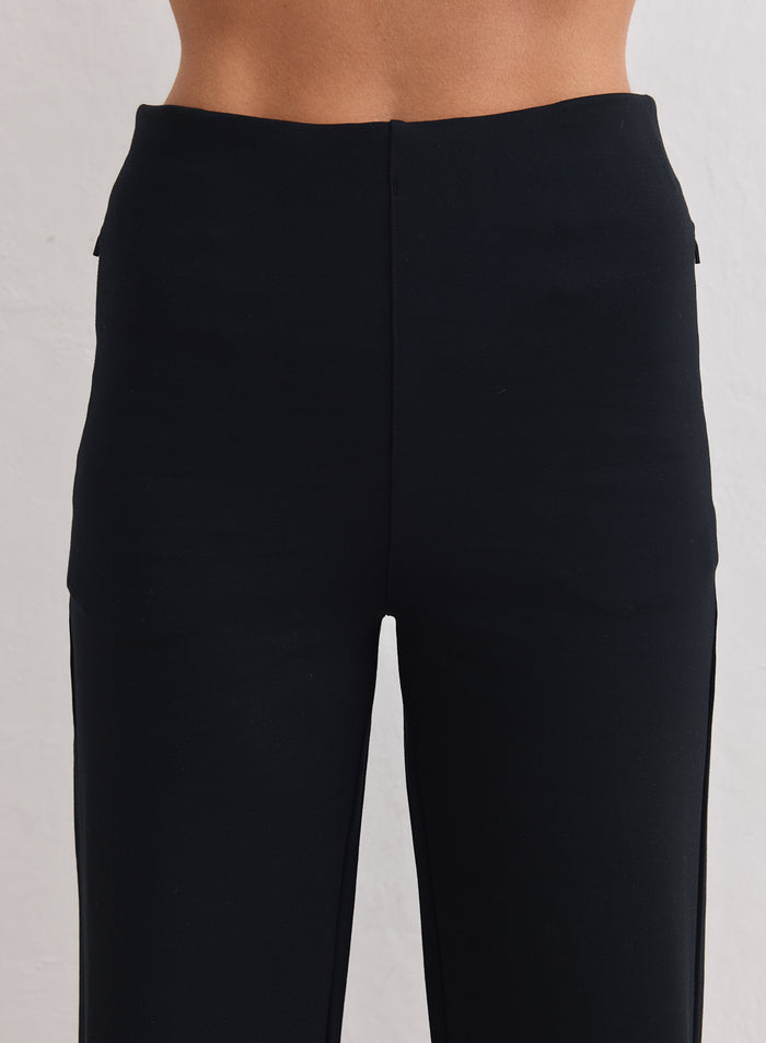 Korkeavyötäröiset mustat aim'n Luxe Pants -housut minimalistisella vyötärönauhalla ja sileällä pinnalla. [34-163cm]