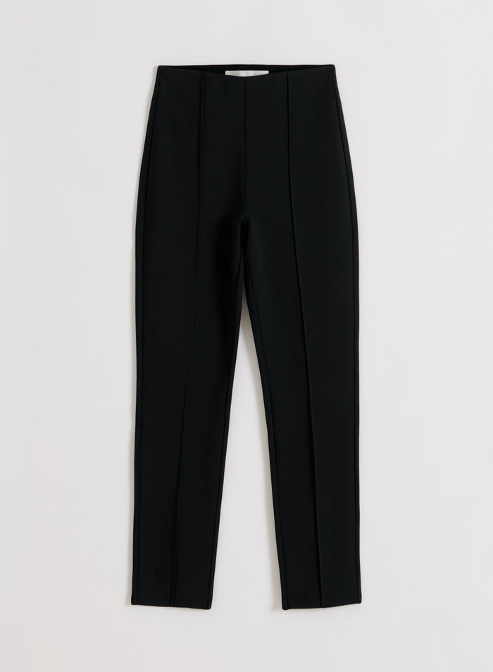 Mustat Luxe Pintuck -housut litteänä