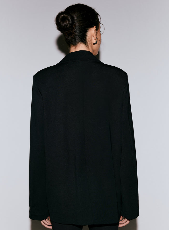 Malli takaapäin yllään musta Luxe Relaxed Blazer [40-170CM]