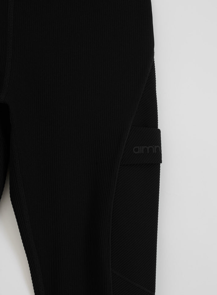 Mustat ribatut aim'n Performance Pocket Tights -treenitrikoot sivutaskulla ja logolla.