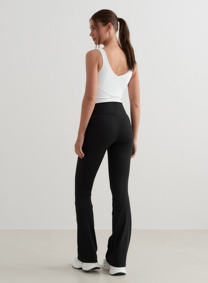 Mustat aim'n Sense Flare Tights -trikoot korkealla vyötäröllä, levenevillä lahkeilla ja second skin -tunnulla.