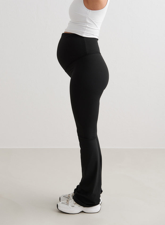 Mustat aim'n Sense Maternity Flare Tights -äitiystrikoot, joissa on korkea vyötärö ja levenevät lahkeet.