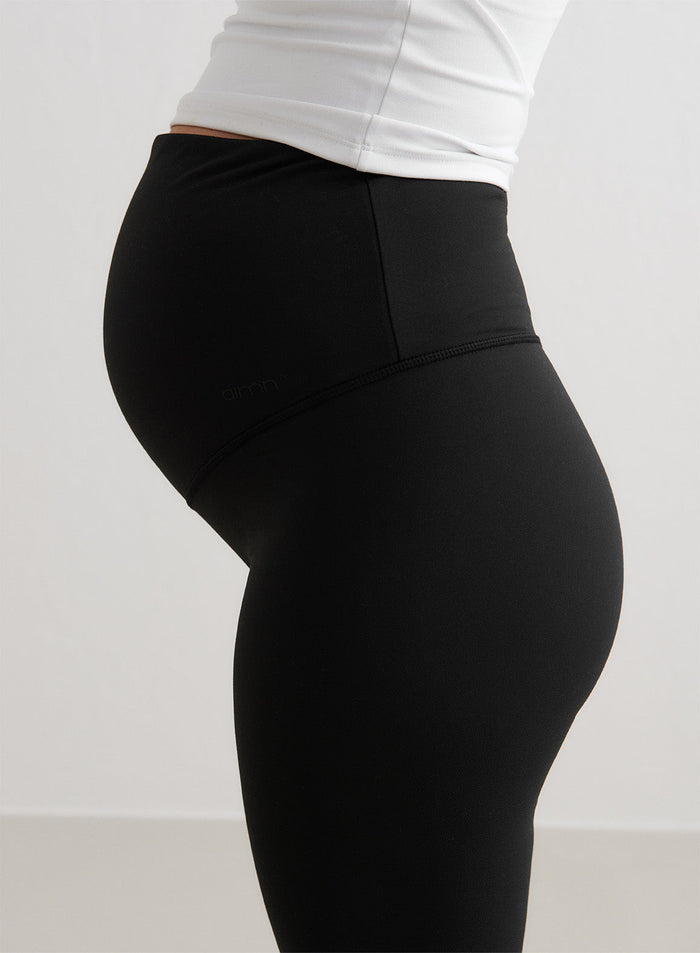 Mustat aim'n Sense Maternity Flare Tights -äitiystrikoot, joissa on vatsan peittävä korkea vyötärö.