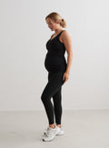 Mustat aim'n Sense Maternity Petite Tights -trikoot korkealla vyötäröllä ja second skin -tuntumalla raskauteen.