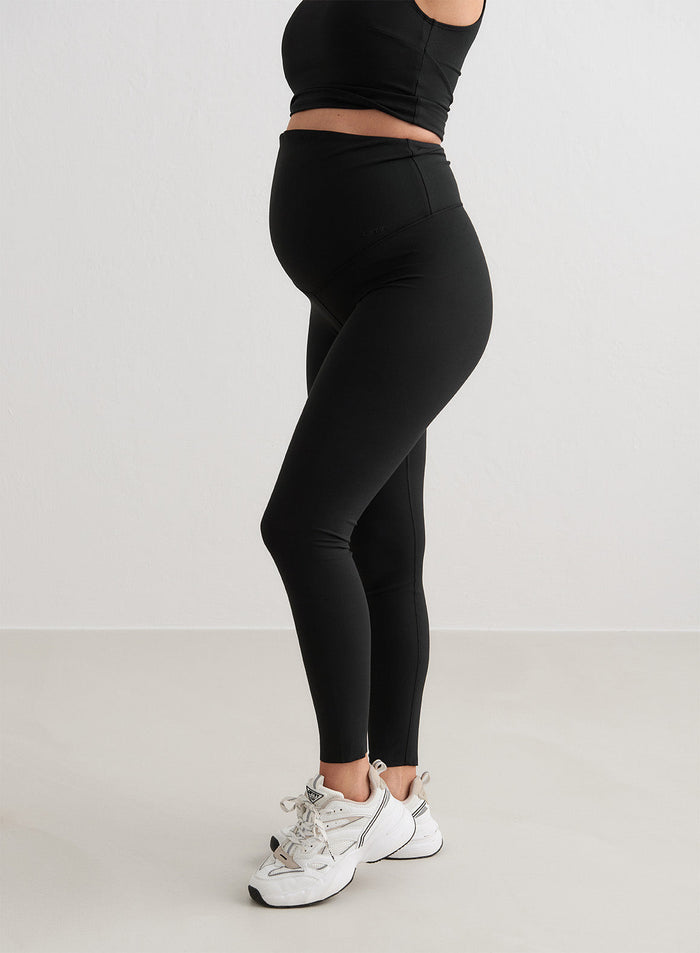 Mustat squat proof aim'n Sense Maternity Petite Tights second skin -tuntumalla raskaana olevalla mallilla.