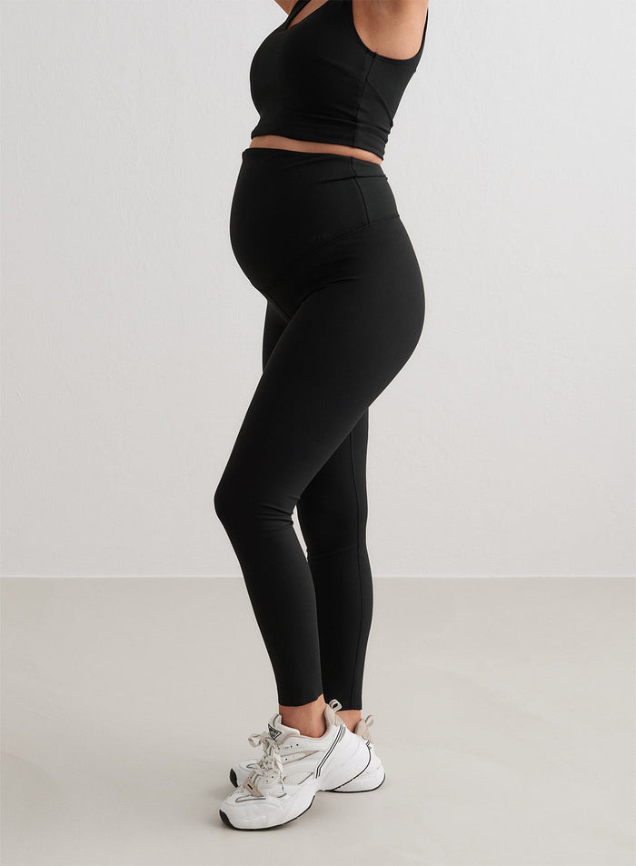 Mustat aim'n Sense Maternity Petite Tights, joissa on vatsan peittävä korkea vyötärö ja squat proof, second skin -tuntu.