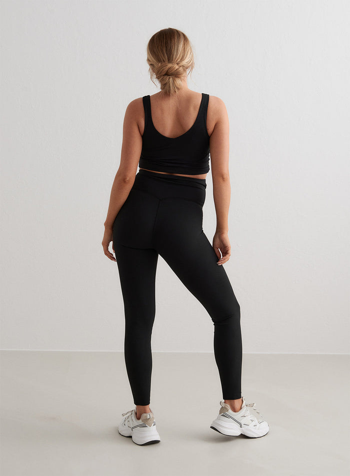 Mustat aim'n Sense Maternity Petite Tights takaa katsottuna, second skin -tuntu ja squat proof -viimeistely.