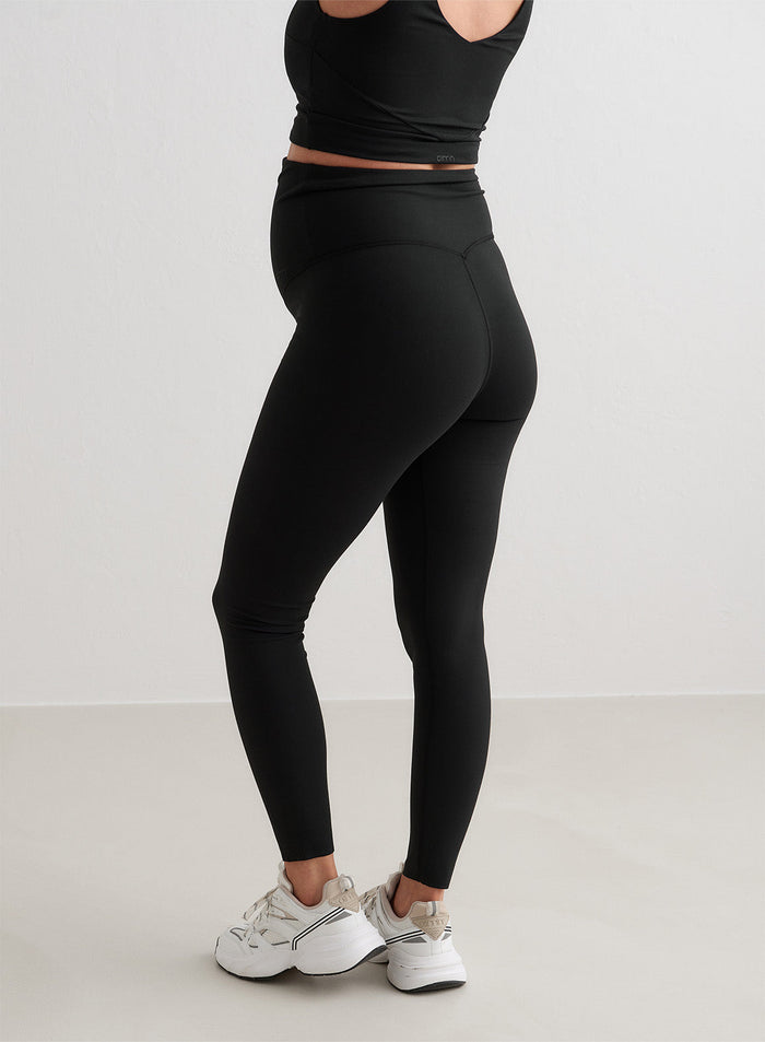 Mustat aim'n Sense Maternity Petite Tights -trikoot, joissa on korkea vyötärö ja second skin -mukavuus.