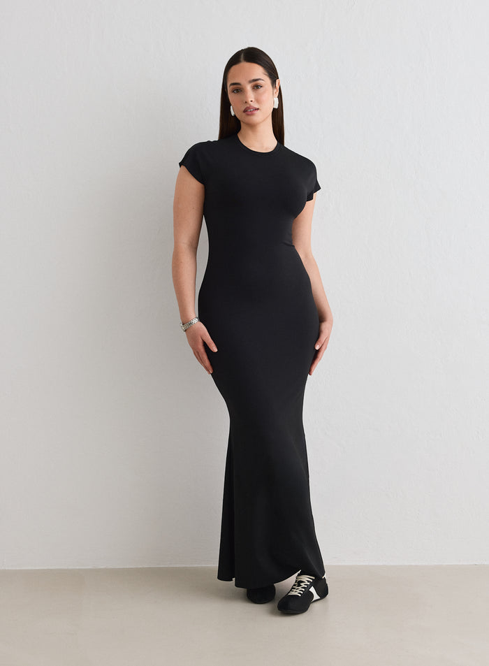 Nainen yllään musta aim'n Sense Mermaid Cap Sleeve Dress [L-174cm]