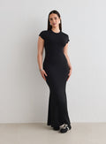 Nainen yllään musta aim'n Sense Mermaid Cap Sleeve Dress [L-174cm]