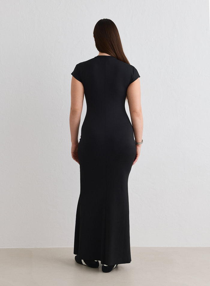 Nainen takaapäin yllään musta aim'n Sense Mermaid Cap Sleeve Dress [L-174cm]