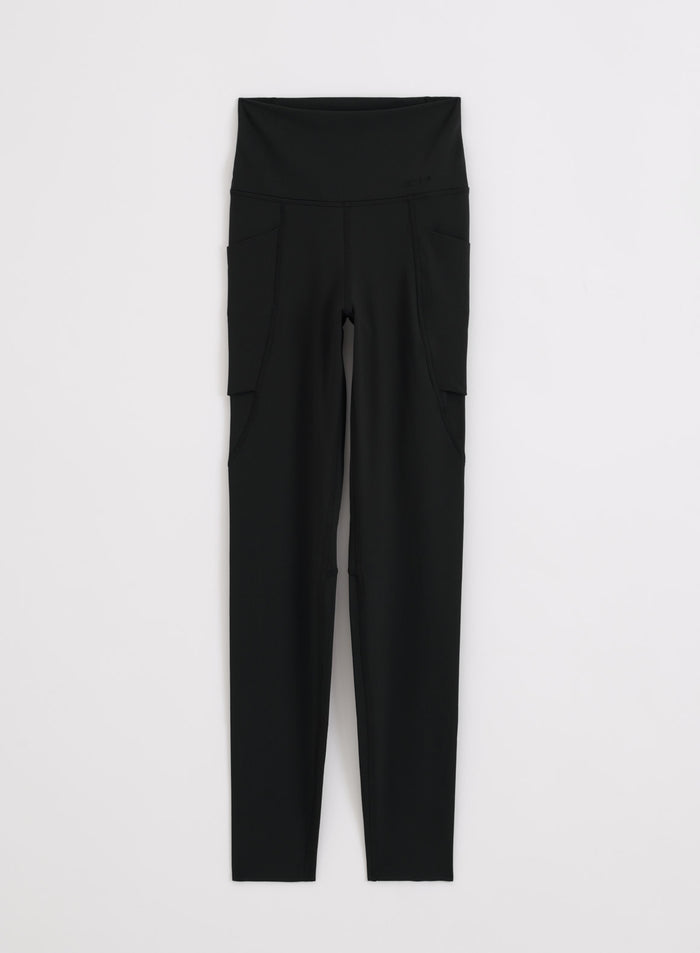 Mustat erittäin pehmeät aim'n Sense Pocket Tights -trikoot, joissa on korkea vyötärö ja sivutaskut flatlay-kuvassa.