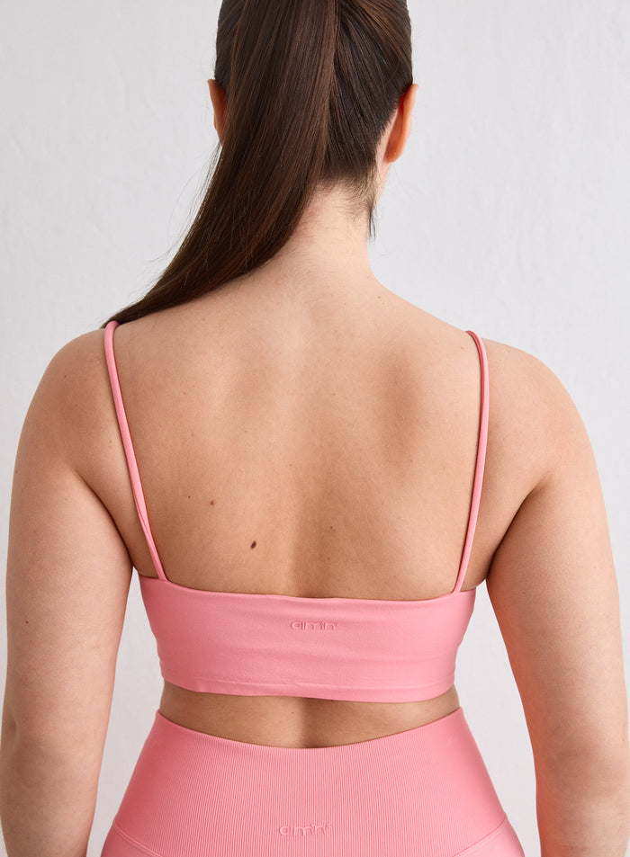 Nainen takaapäin yllään aim'n Blush Shape Seamless Strap Bra [L-174cm]