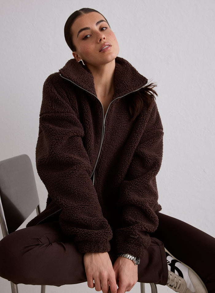 Tuolilla istuva malli yllään Cacao Pile Jacket [M-174cm]