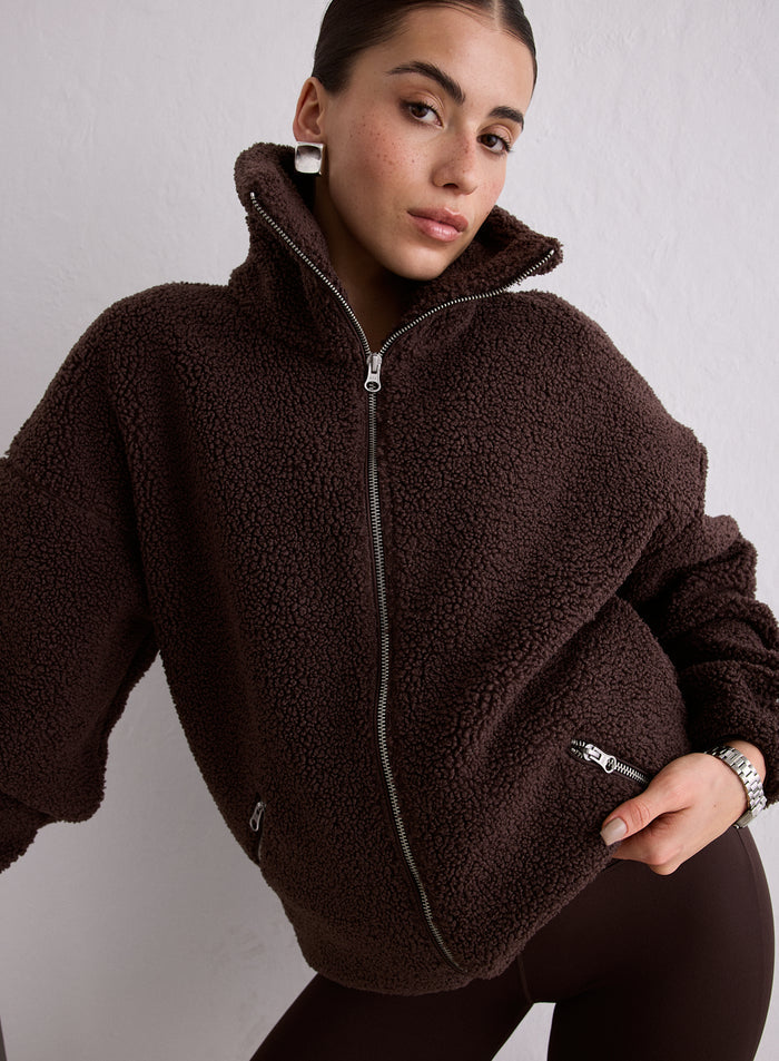 Nainen yllään ruskea Cacao Pile Jacket, jossa on korkea kaulus ja vetoketju edessä [M-174cm]