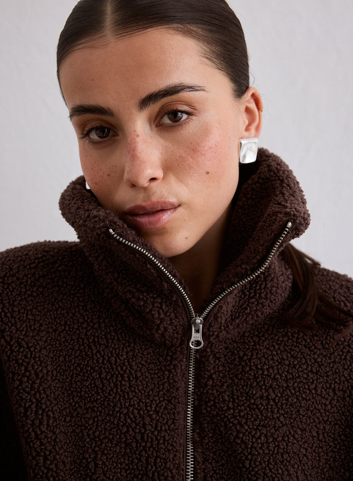 Lähikuva naisesta yllään Cacao Pile Jacket [M-174cm]