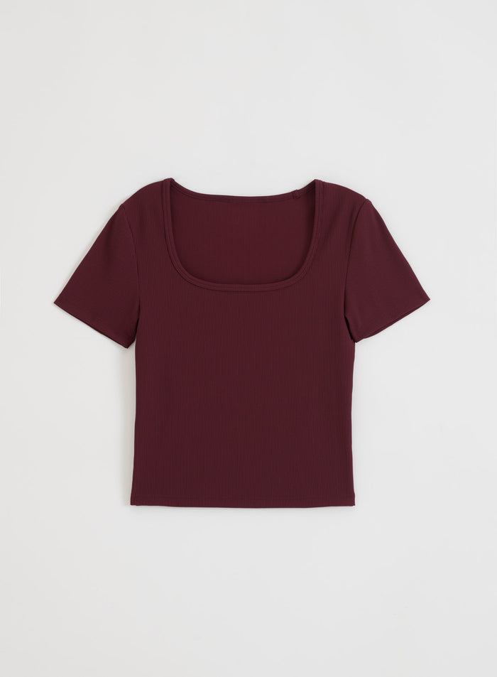 Kirsikanpunainen aim'n Ribbed Performance Short Sleeve -t-paita neliöpääntiellä ja ribatulla pinnalla.
