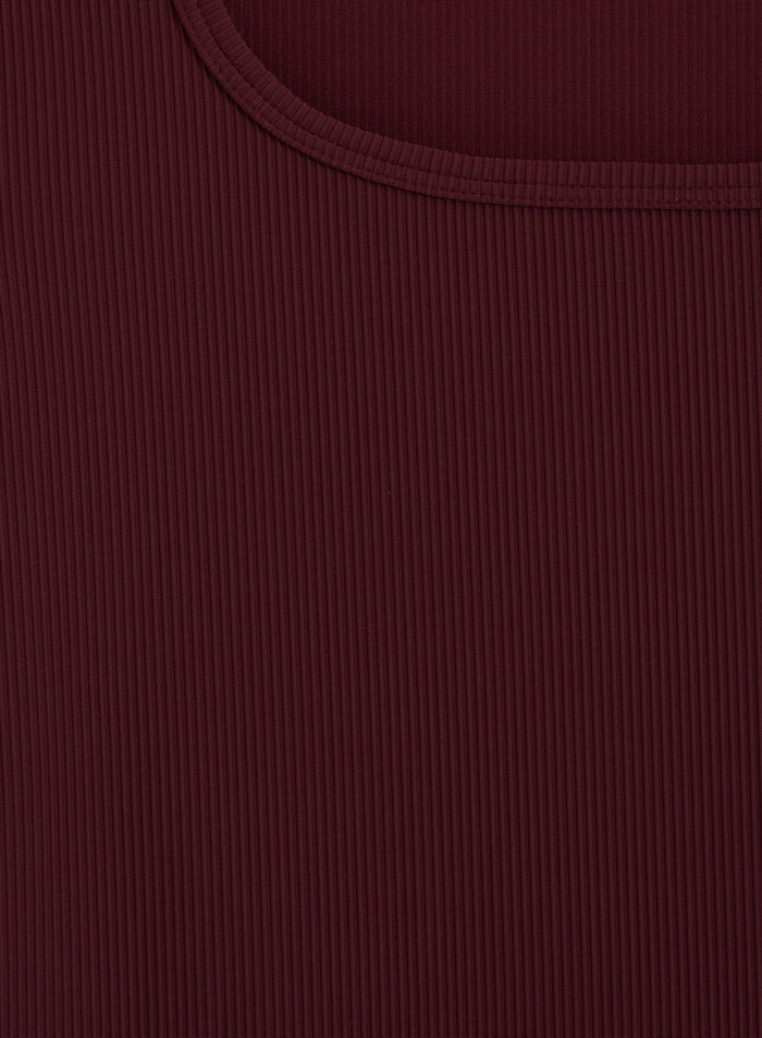 Lähikuva kirsikanpunaisesta mikro-ribatusta kankaasta ja aim'n Ribbed Performance Short Sleeve -paidan pääntiestä.