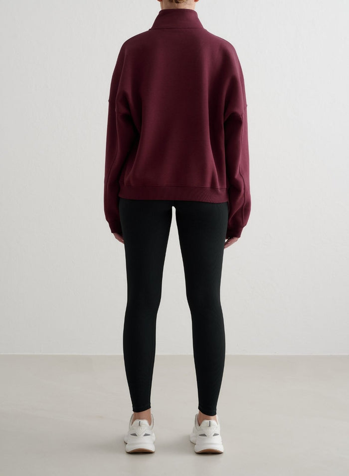 Kirsikanpunainen Varsity Sweat Half Zip -collegepaita merkiltä aim'n, väljä istuvuus ja ribatut yksityiskohdat, takakuva.