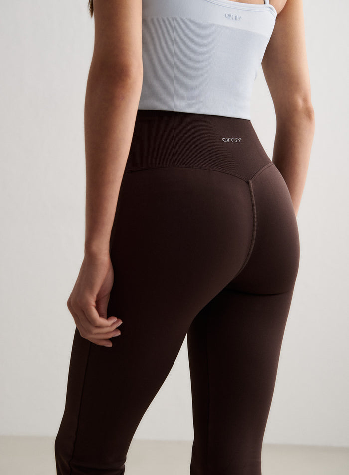 Lähikuva naisesta takaapäin yllään Chocolate Shape Seamless Flare Tall Tights -trikoot, jossa näkyy korkea, ribattu vyötärönauha ja imarteleva V-muotoinen takasauma. [S-174CM]