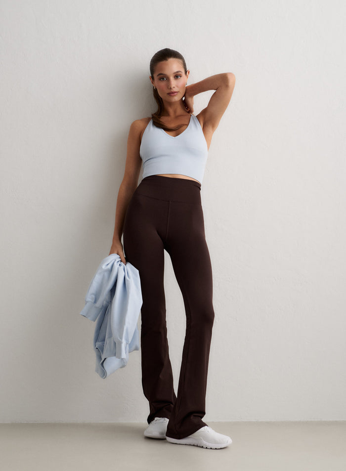 Malli yllään Chocolate Shape Seamless Flare Tall Tights -trikoot, vaaleansininen toppi ja valkoiset tennarit [S-174cm]