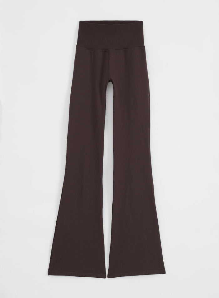 Suklaanruskeat aim'n Shape Seamless Flare Tights -treenitrikoot korkealla resorivyötäröllä tasokuvassa.