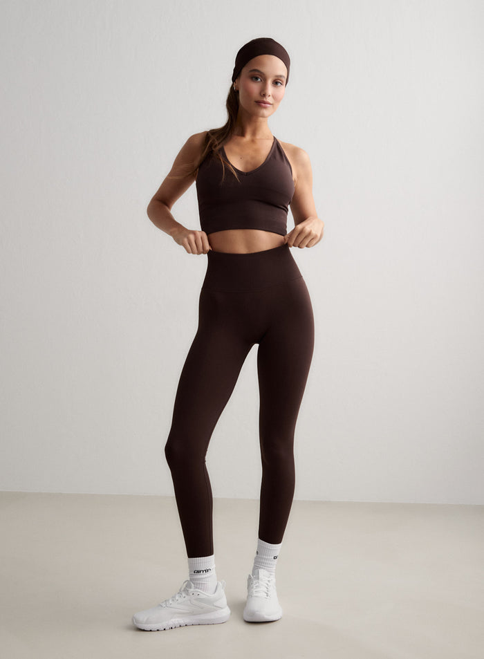 Malli edestäpäin yllään aim'n Chocolate Shape Seamless Tall Tights -trikoot sekä yhteensopivat urheiluliivit ja hiuspanta [S-174CM]
