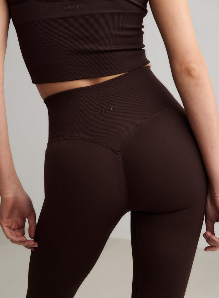Lähikuva takaapäin mallista, jolla on yllään aim'nin Chocolate Shape Seamless Tall Tights -trikoot, joissa näkyy scrunch-yksityiskohta. [S-174cm]