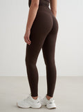 Suklaanruskeat aim'n Shape Seamless Tall Tights -treenitrikoot korkealla vyötäröllä ja invisible scrunch -yksityiskohdalla.