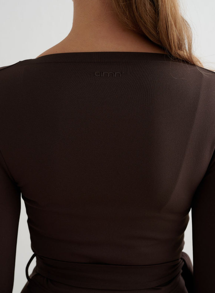 Suklaanruskea Shape Seamless Wrap Long Sleeve -paita takaapäin, jossa on hienovarainen aim'n-logo.