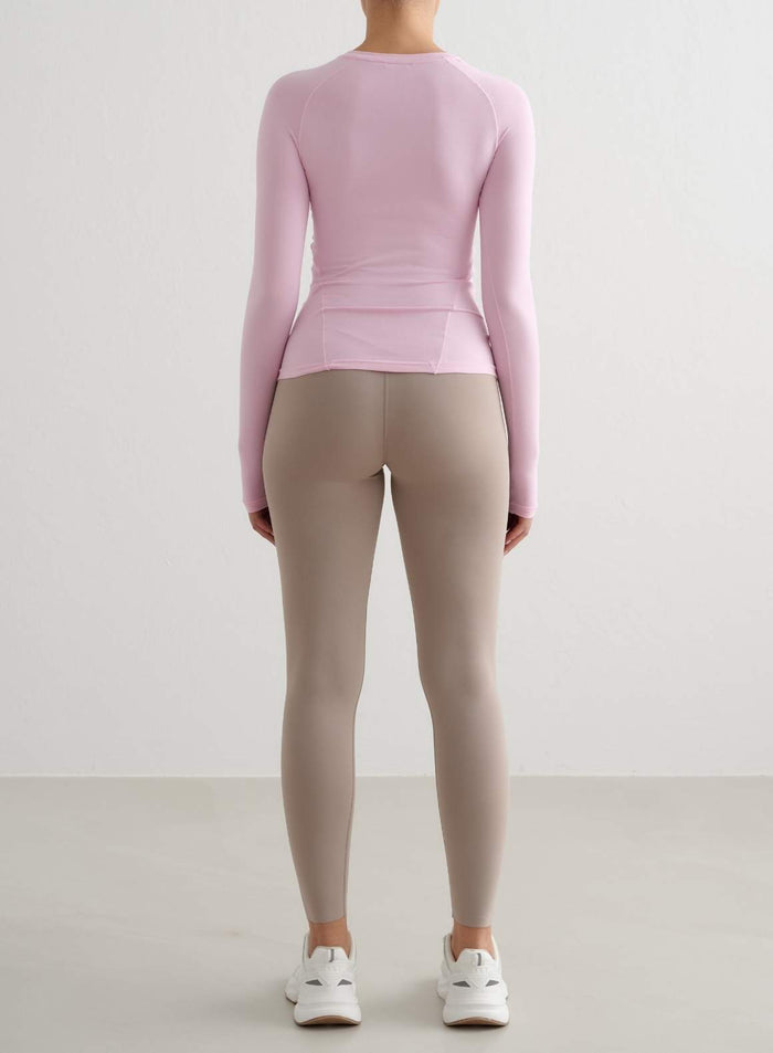 Vaaleanpunainen aim'n Soft Basic Long Sleeve raglan-hihoilla ja second skin -tunnulla, näkymä takaa.