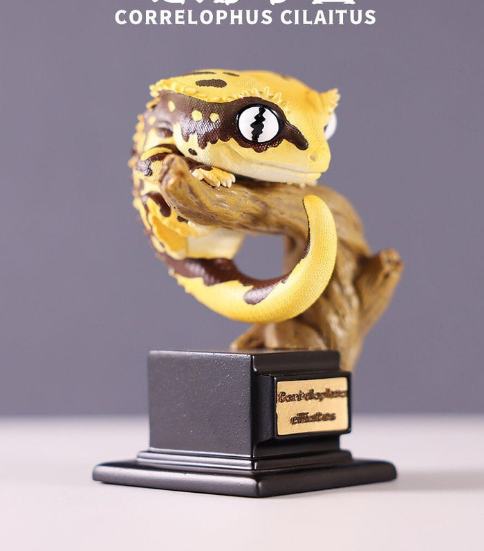 Crested gecko lizard with stand Super Q Resin Model Figure Figurine