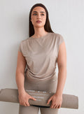 Malli yllään aim'n Dark Clay Luminous Draped Short Sleeve -toppi ja yhteensopivat ribatut leggingsit, asusteenaan ruskea hiuspanta ja pitelemässä joogamattoa [L-174cm]