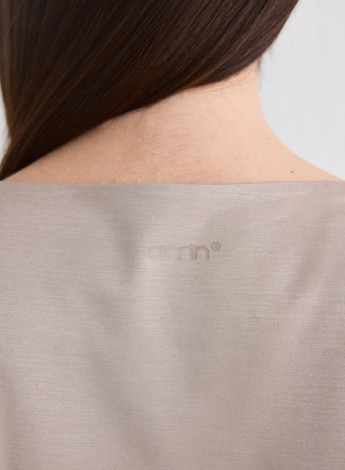 Lähikuva Dark Clay Luminous Draped Short Sleeve -paidan takaosasta, jossa on aim'n-logo [L-174cm]