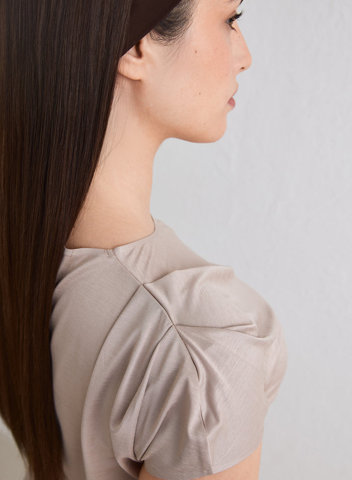 Sivuprofiili naisesta, jolla on yllään Dark Clay Luminous Draped Short Sleeve [L-174cm]