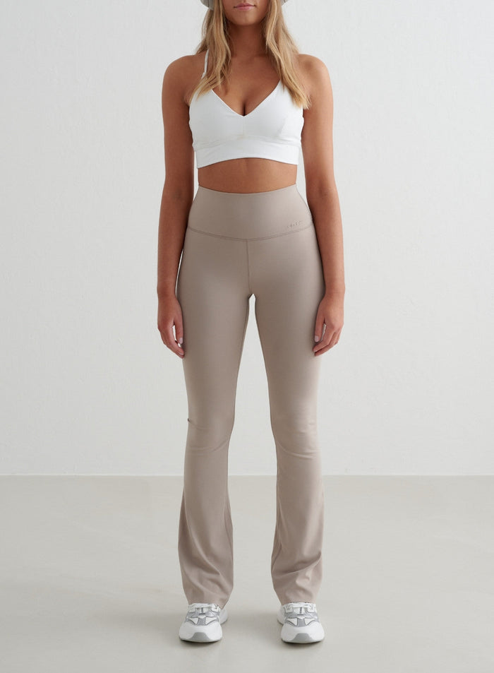 Dark Clay aim'n Sense Flare Tights -trikoot korkealla vyötäröllä, levenevillä lahkeilla ja squat proof second skin -tunnulla.