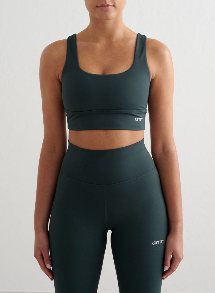 Tummanvihreä aim'n Core Bra neliöpääntiellä ja korkeavyötäröiset trikoot second skin -istuvuudella. [S - 175 cm]