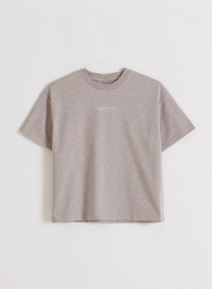 Espresso melange -sävyinen boxy-mallinen t-paita pehmeää puuvillaa aim'n-logolla. [M-170cm]