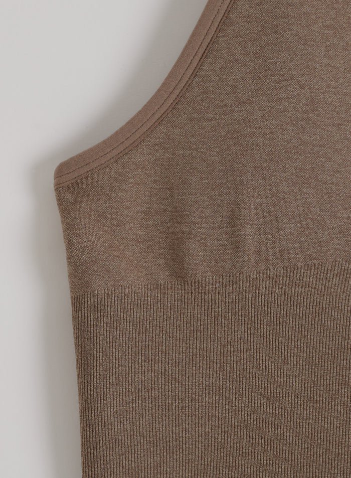 Lähikuva aim'n Espresso Melange Shape Seamless Cross Back Bralettesta ja sen ribatusta tekstuurista.