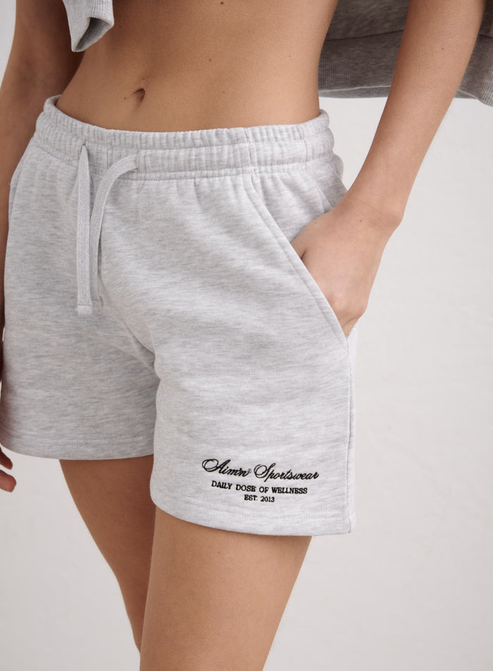 Vaaleanharmaat meleeratut aim'n-collegeshortsit, joissa on kaunokirjoituslogo ja sivutaskut. [XS-174cm]