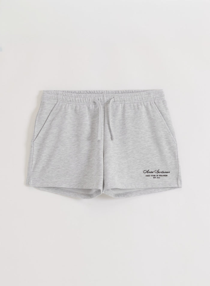 Vaaleanharmaat meleeratut aim'n Script Sweat Shorts -shortsit kiristysnyörillä ja script-logolla tasokuvassa.