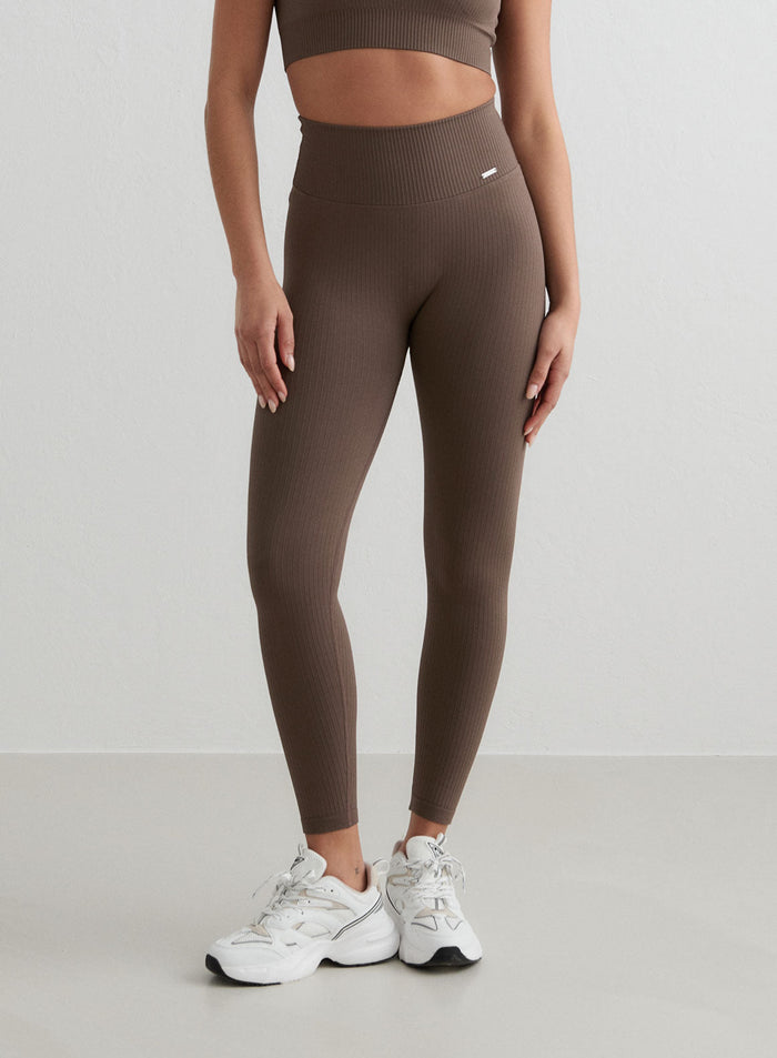 Ruskeat korkeavyötäröiset Ribbed Seamless Tall Tights -treenitrikoot merkiltä aim'n second skin -joustolla.