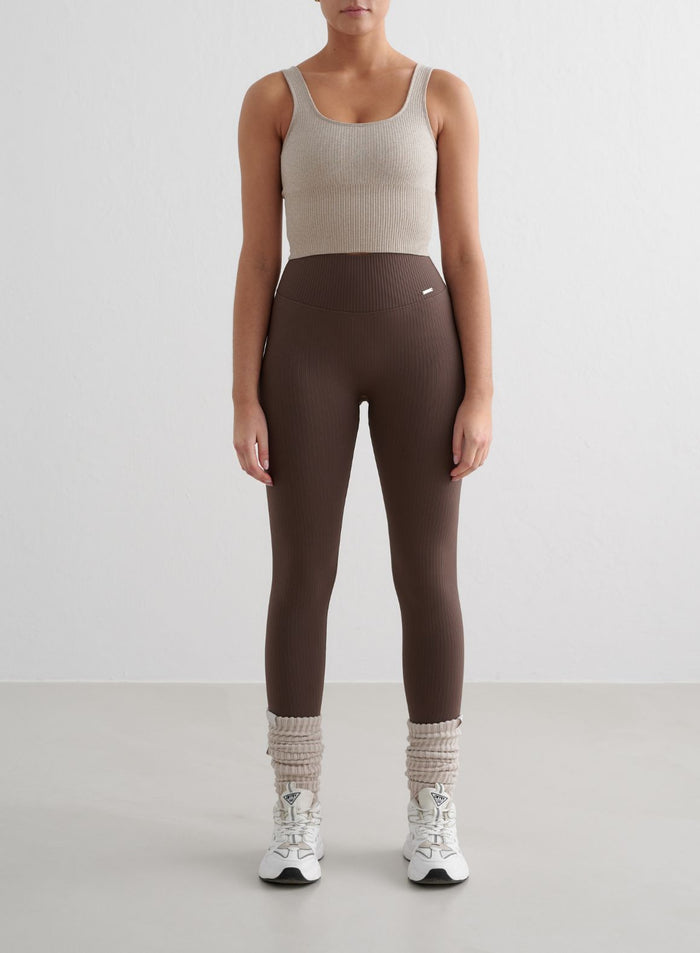 Ruskeat aim'n Ribbed Seamless Tall Tights -trikoot korkealla vyötäröllä ja second skin -tunnulla.