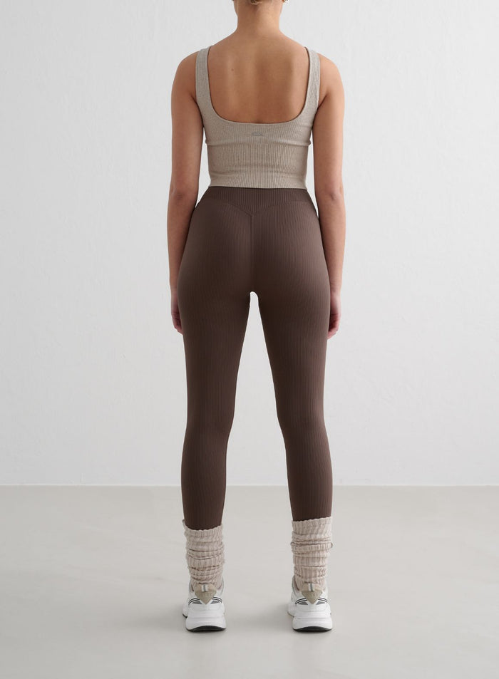 Ruskeat korkeavyötäröiset aim'n Ribbed Seamless Tall Tights -treenitrikoot second skin -istuvuudella takaapäin.